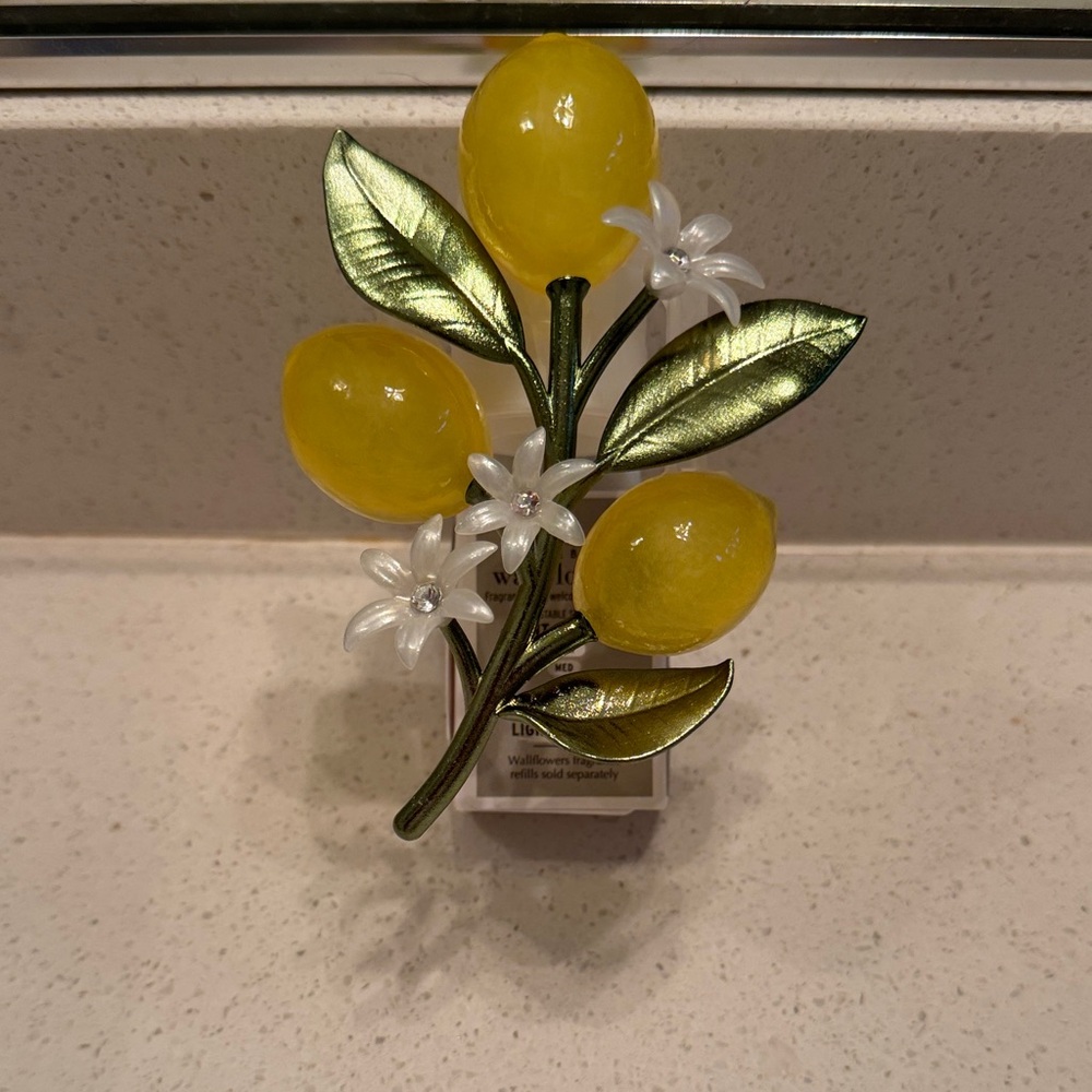 Bath & Body Works Yellow Lemon Decor with Green Leaves